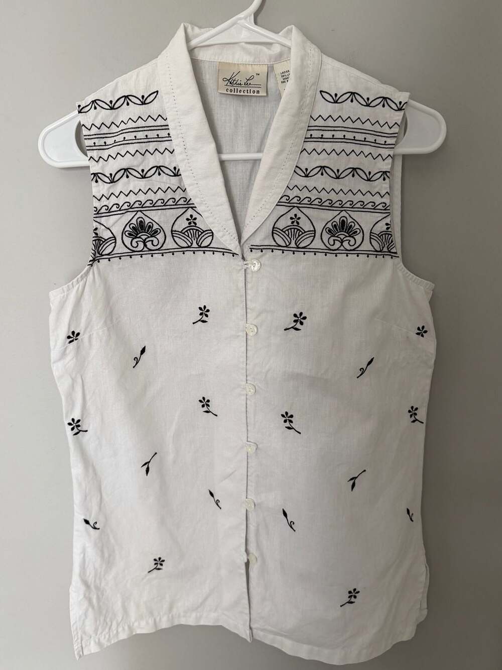 Beautiful Sleeveless Button-Down Shirt with Floral Embroidery, Size Small